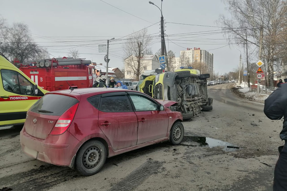 Твериград тверь. ДТП со скорой Красина в Твери. Авария на пересечении Красина Благоева Тверь.