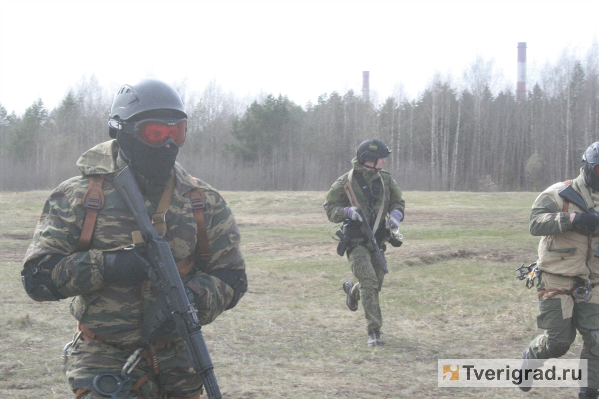 Прыжок особого назначения: в Твери бойцы СОБР и ОМОН десантировались с  вертолета без парашютов | Твериград