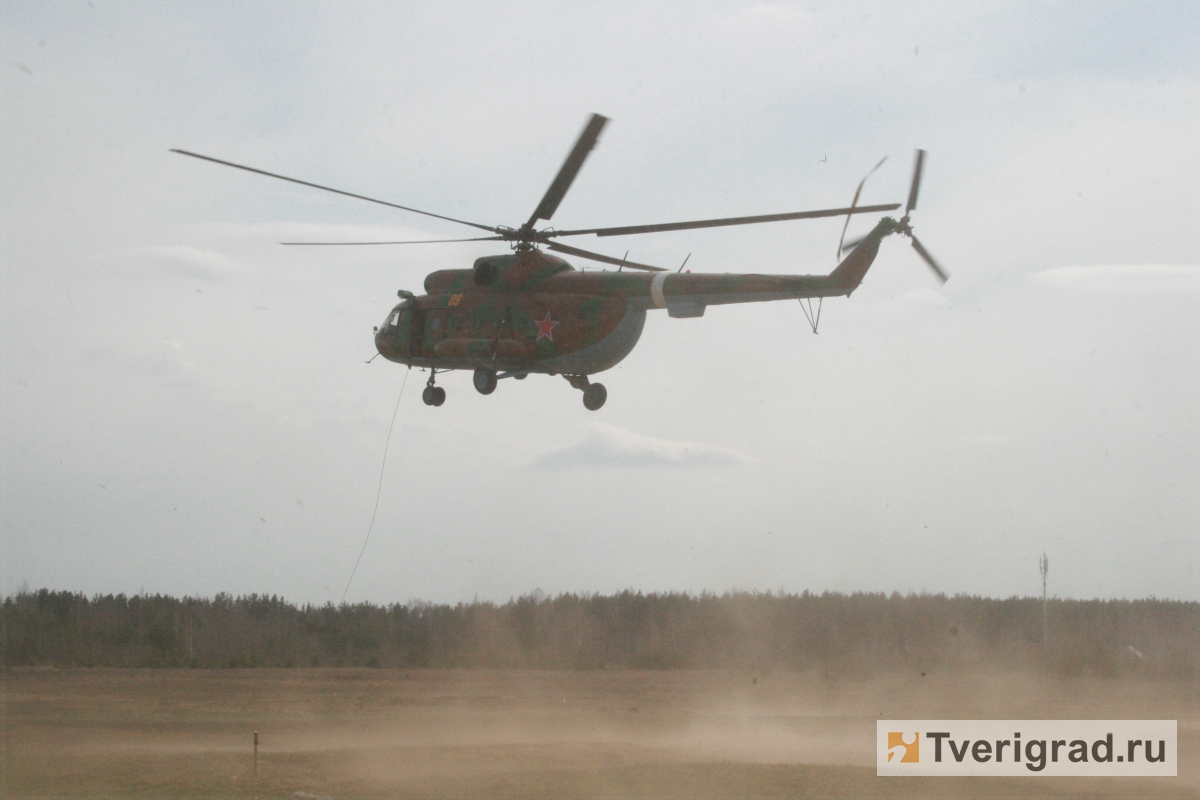 Прыжок особого назначения: в Твери бойцы СОБР и ОМОН десантировались с  вертолета без парашютов | Твериград