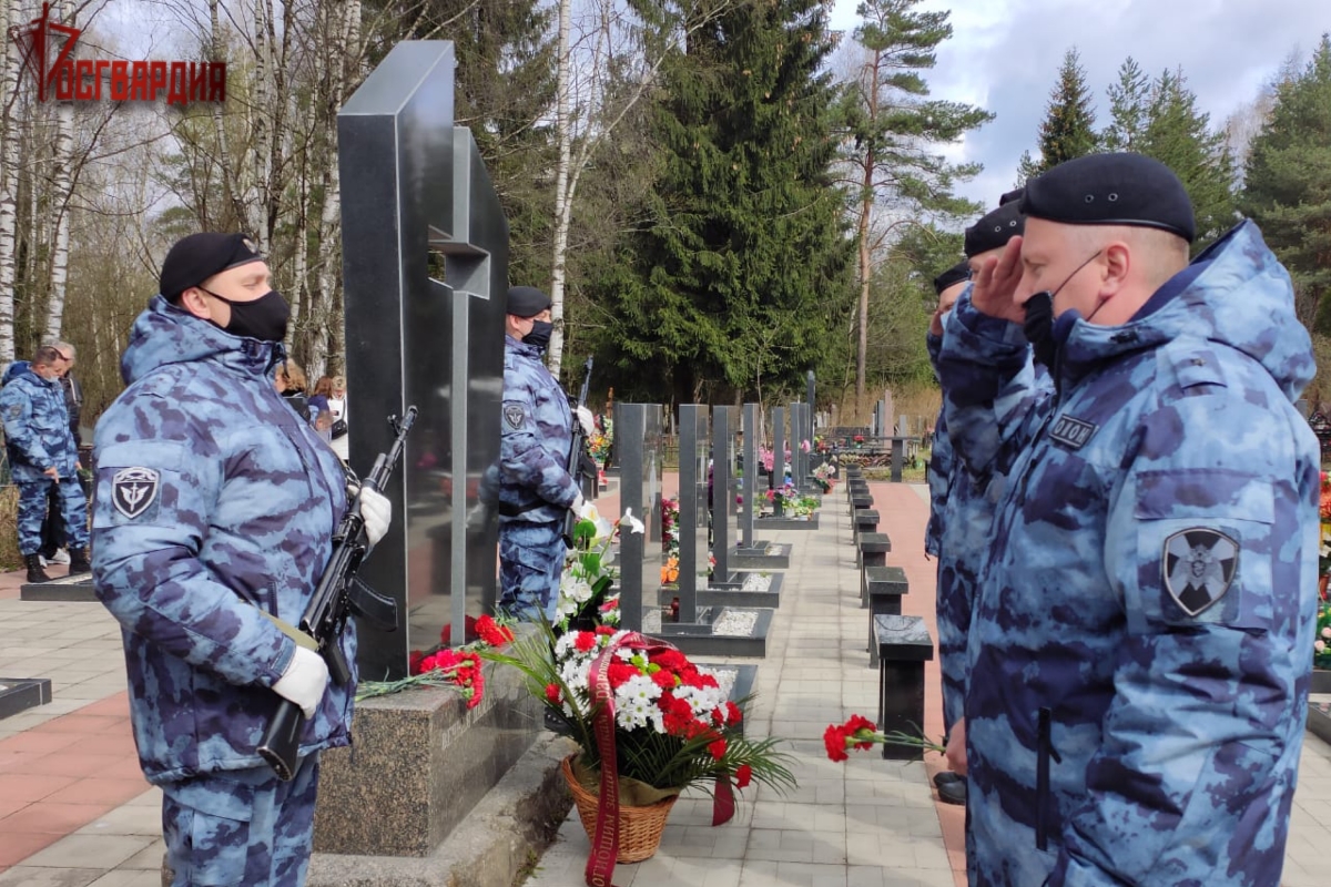 В Твери почтили память бойцов ОМОНа, погибших при исполнении служебного  долга | Твериград