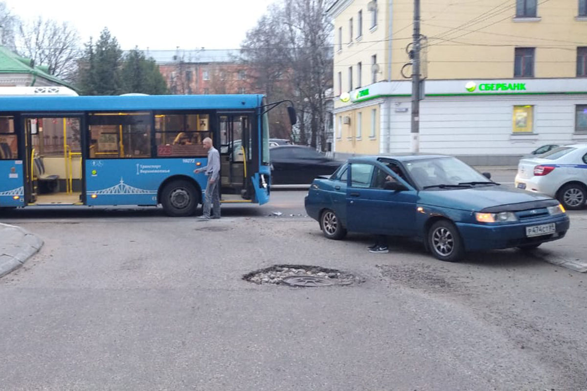 Опубликовано видео ДТП с автобусом, в котором по вине водителя легковушки  пострадала женщина | Твериград