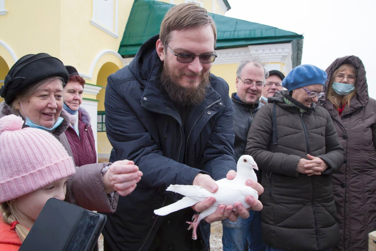 Позитивный батюшка из Твери рушит стереотипы о церкви и борется с  одержимыми в интернете | Твериград