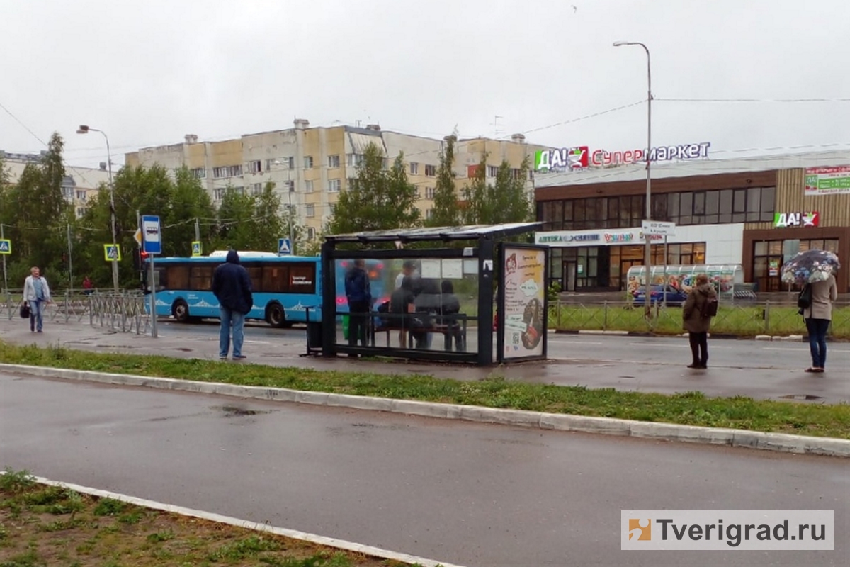 Под солнцепёком и дождём: жители Твери возмущены отсутствием павильонов на  остановках | Твериград