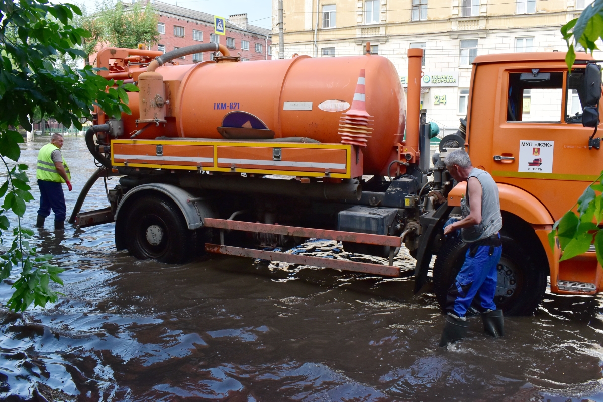 Коммунальщики откачивают воду с улиц Твери после проливных дождей |  Твериград