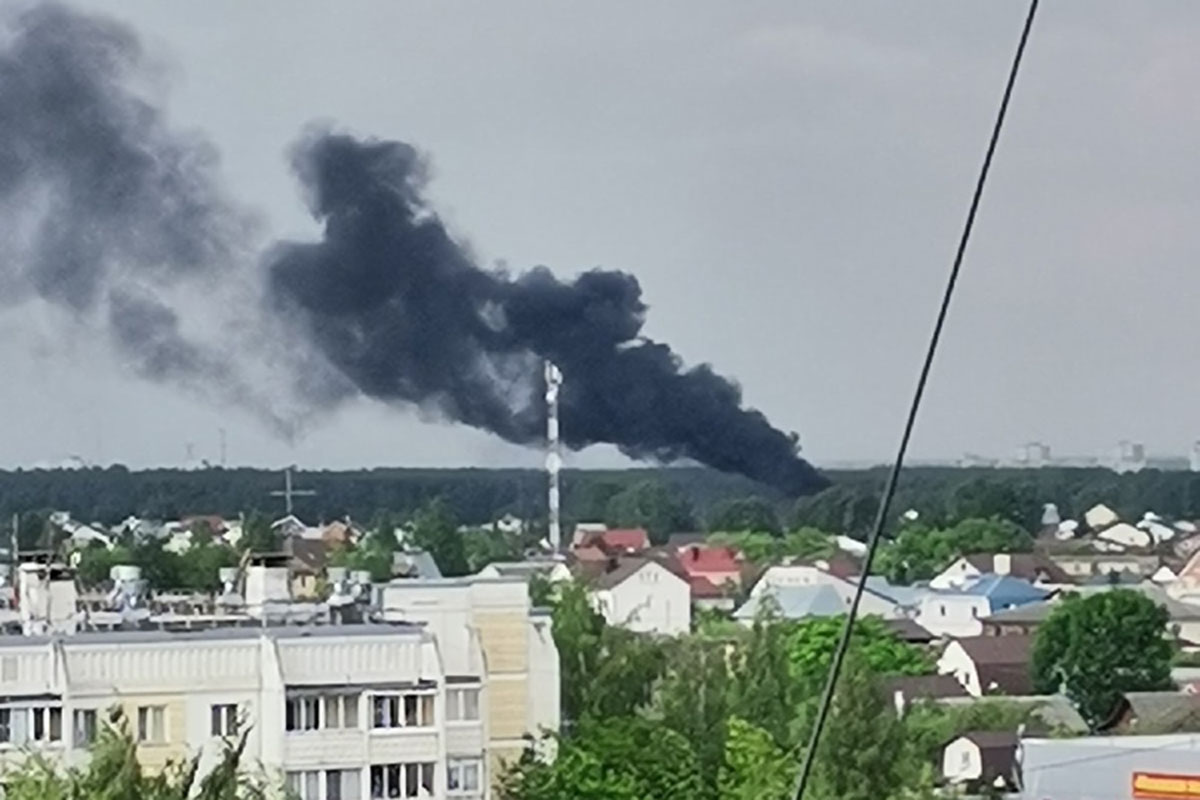 В твери горела высотка. Гроза в Твери. Горит Тверь Лазурный. Гроза пожар. Сгорел дом от удара молнии в Дорке Тверской области.