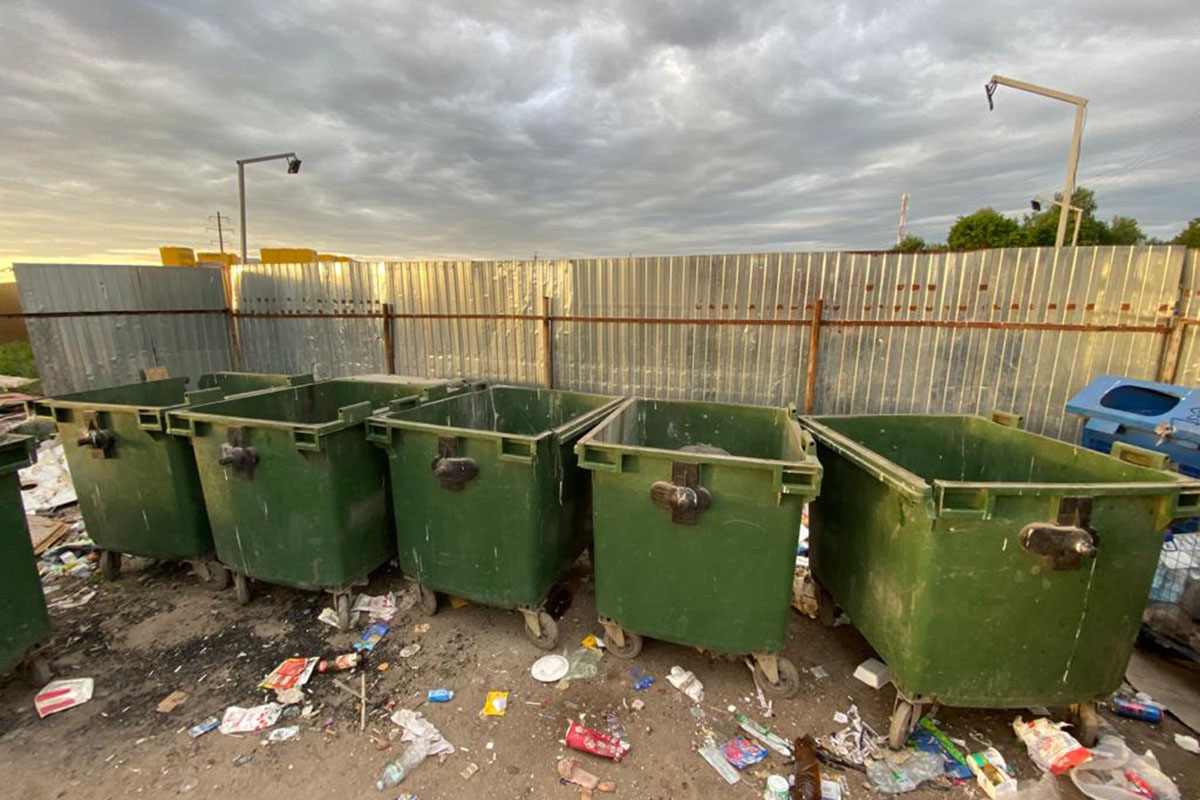 Мусорный контейнер старый. Совок помойка. Мусорный бак. Полные мусорные баки. Ебучая мусорка.