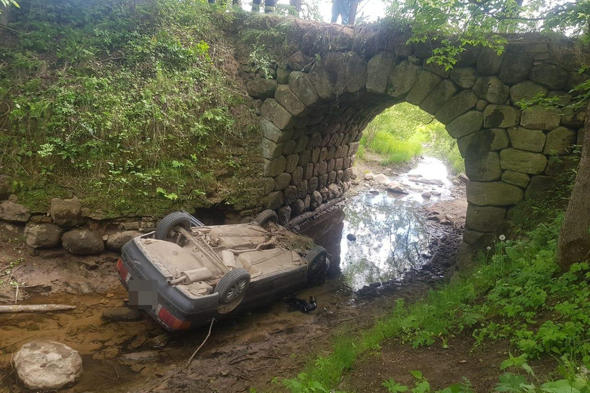 В Тверской области машина рухнула с моста в ручей, водитель погиб |  Твериград