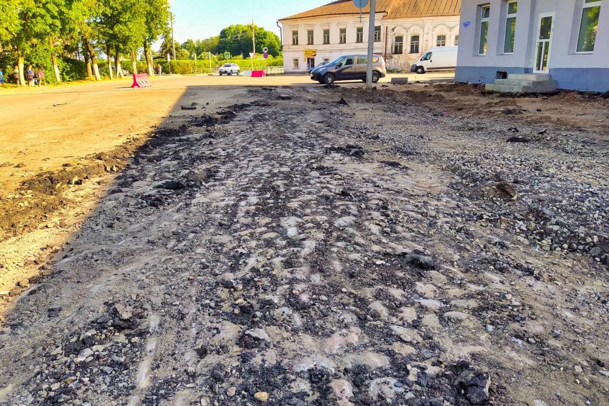 В Торопце во время ремонта дороги обнажилась булыжная мостовая | Твериград