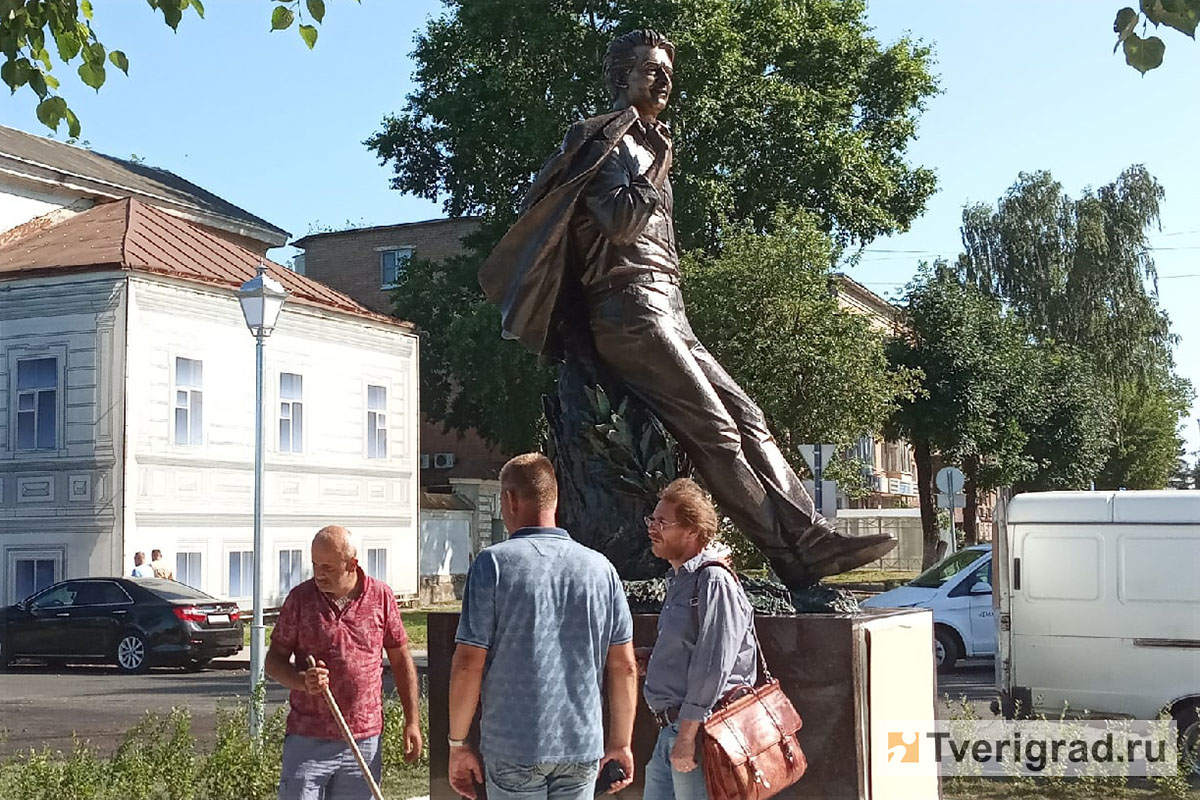 Памятник дементьеву в твери фото