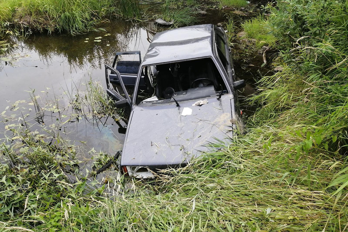 В Тверской области машина съехала в реку, водитель скрылся | Твериград