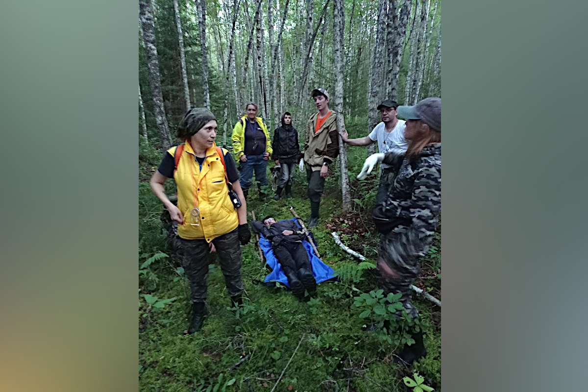 В Тверской области поисковики продирались с носилками сквозь лес, спасая  парня и девушку | Твериград