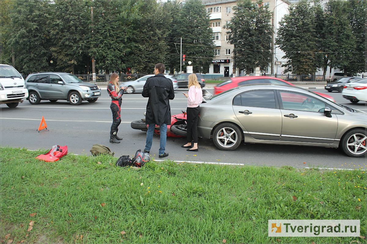 В Твери у «рюмки» мотоциклистка врезалась в легковушку | Твериград