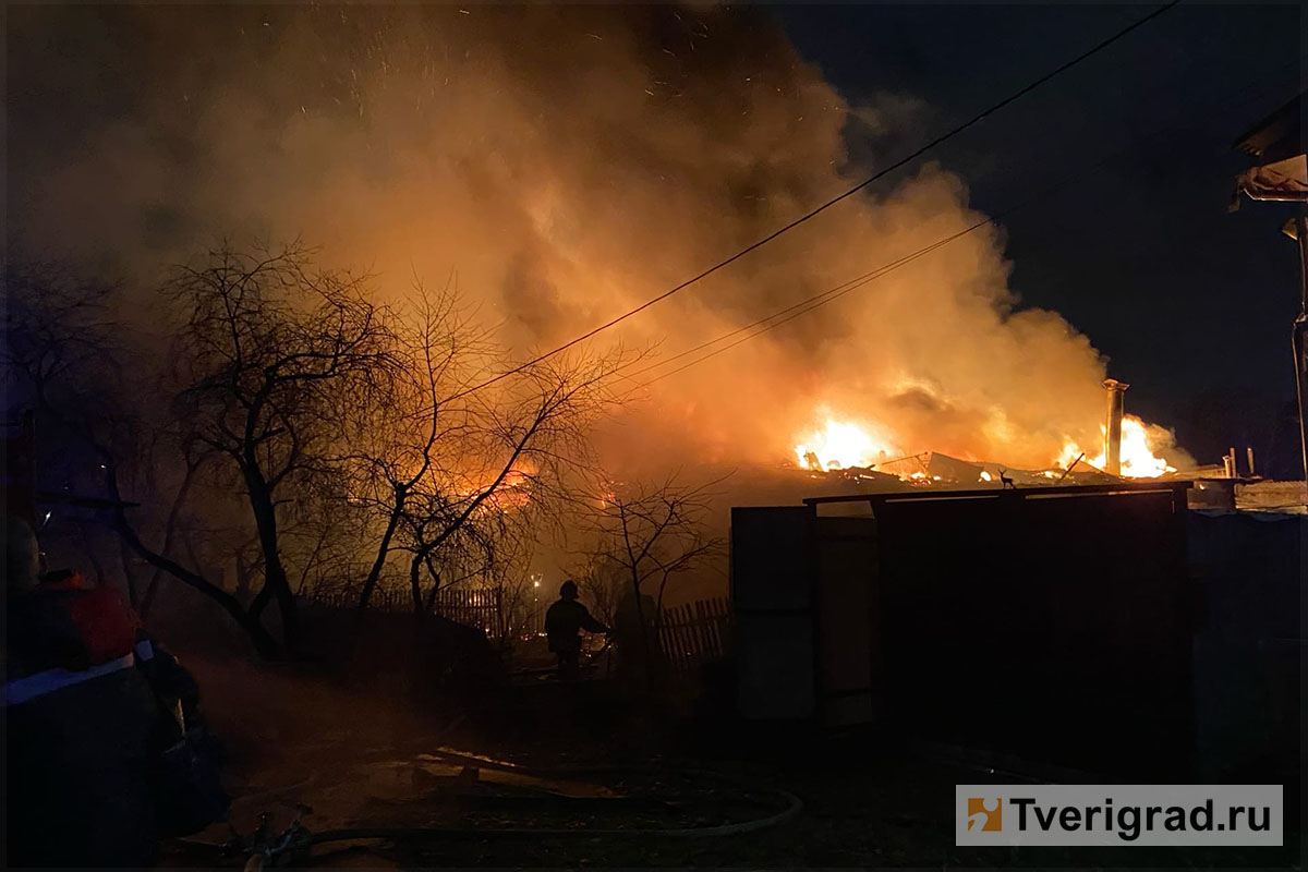 Женщина облила себя водой, чтобы зайти в горящий дом: видеорепортаж с места  серьёзного пожара в Твери | Твериград