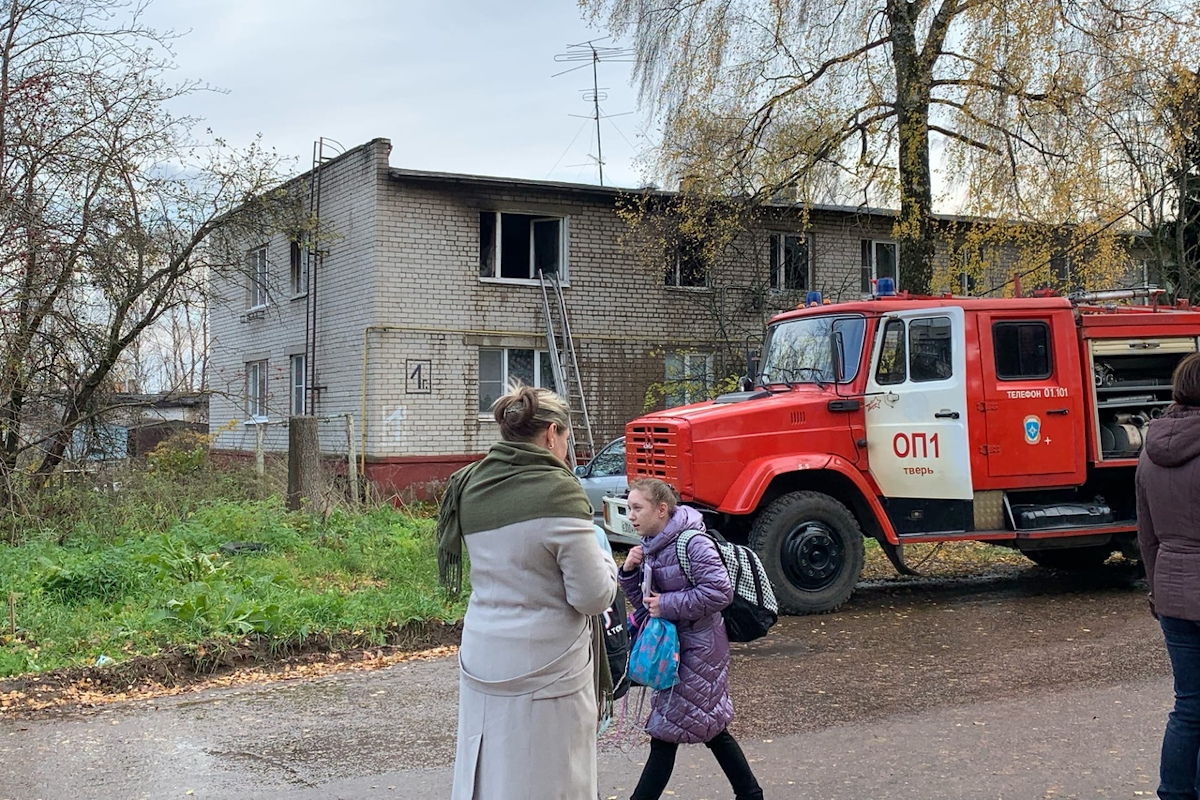 Вы шли по коридору и заметили что загорелась розетка как потушить возгорание огнетушителем