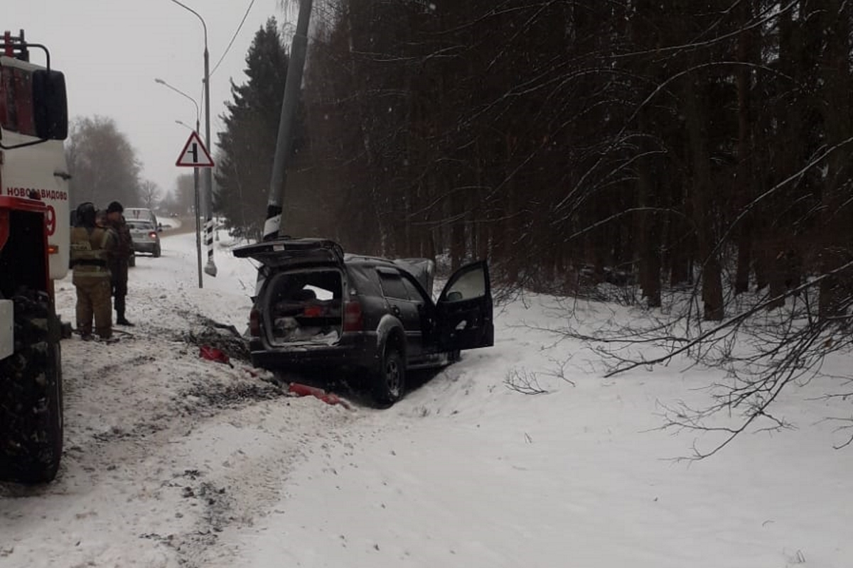 В Конаковском районе SsangYong врезался в столб: водитель получил открытый  перелом руки | Твериград