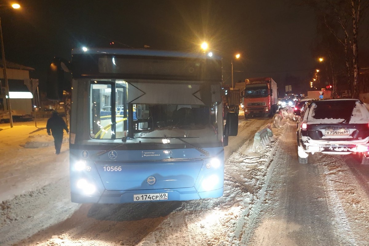 Застрявший в снегу автобус стал причиной пробки в Твери | Твериград