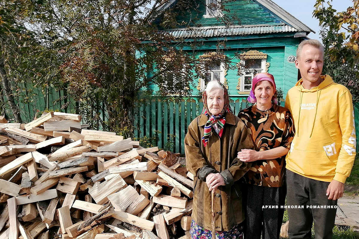 Купить дрова бабушке. Бабушка с дровами. Дрова для пенсионеров.