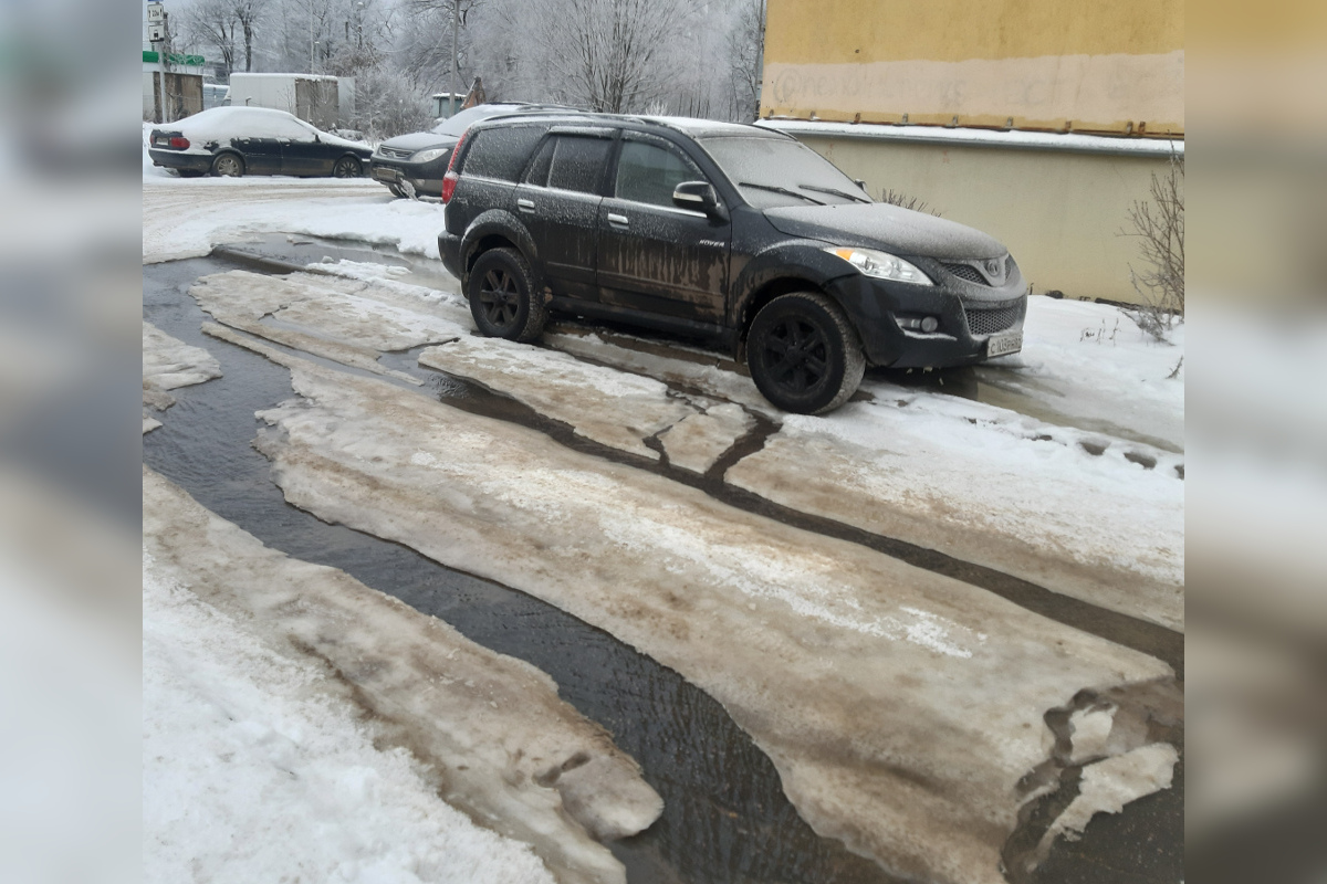 В Твери на улице Хромова нечистотами затопило салон красоты и десятки  офисов | Твериград