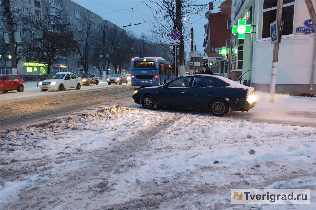 Тверь засыпало снегом: водители и пешеходы возмущены уборкой дорог и  тротуаров | Твериград