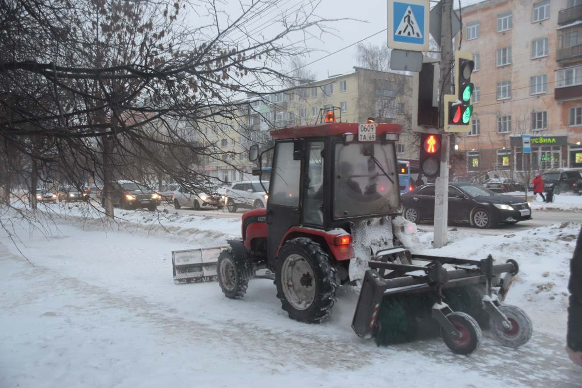 В Твери на уборке тротуаров от снега задействовано 120 дворников | Твериград