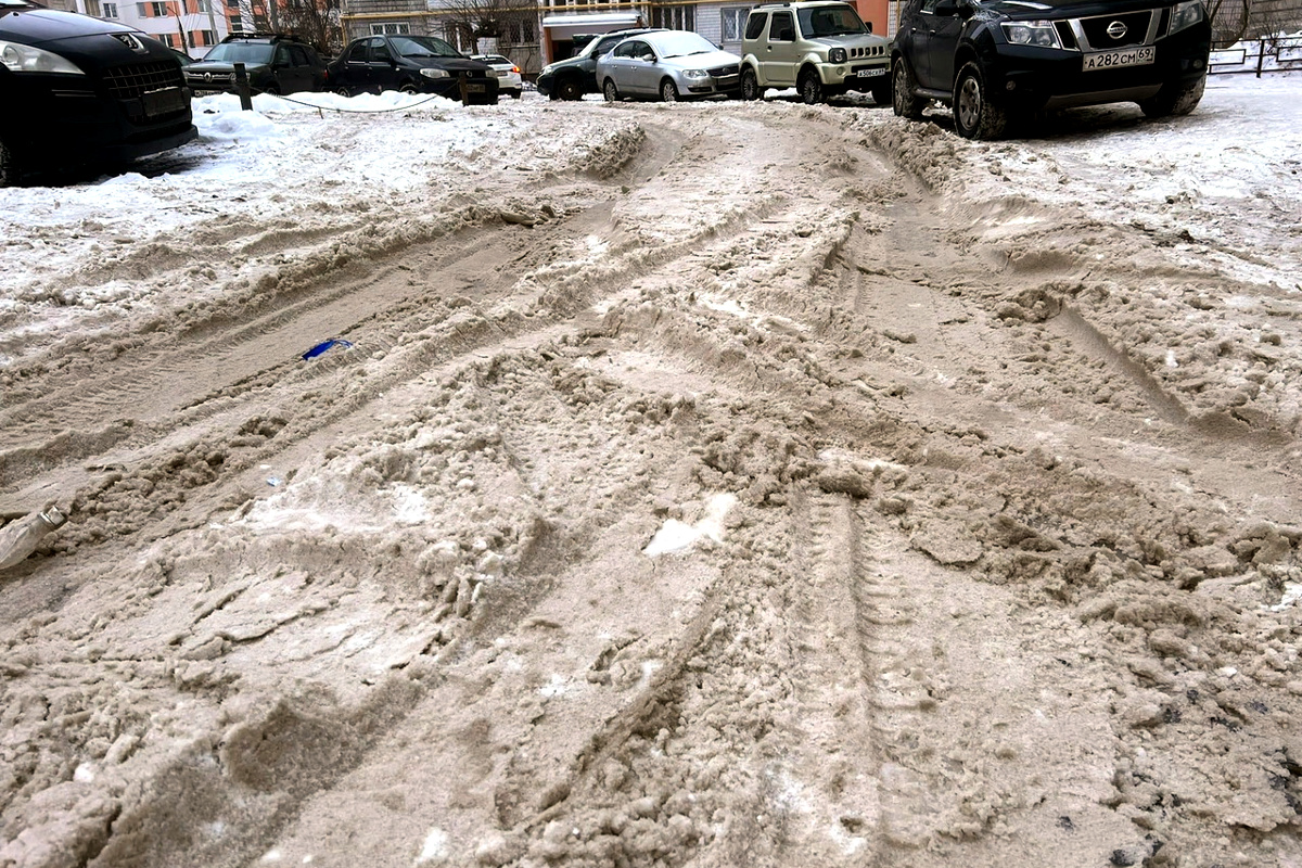 Почему не чищены дороги. Дороги в России зимой во дворах. Снег на дорогах заложники. Ситуация на дорогах Москвы. Дворы Тверской.