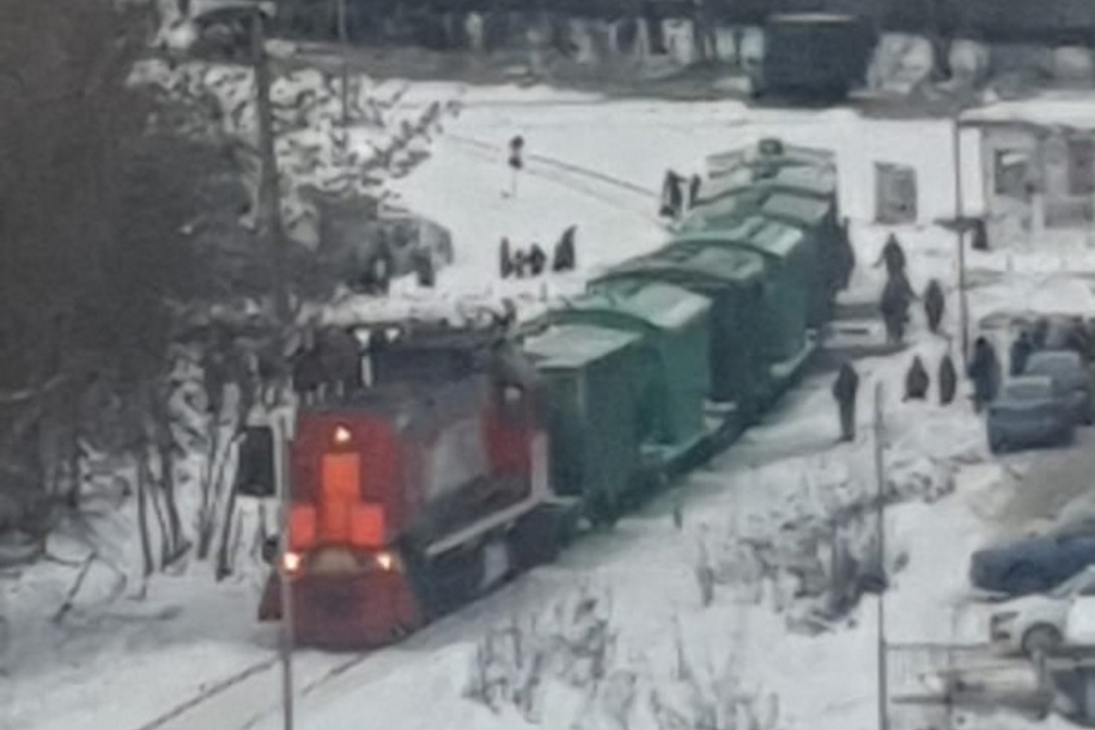 В Твери поезд сбил девушку