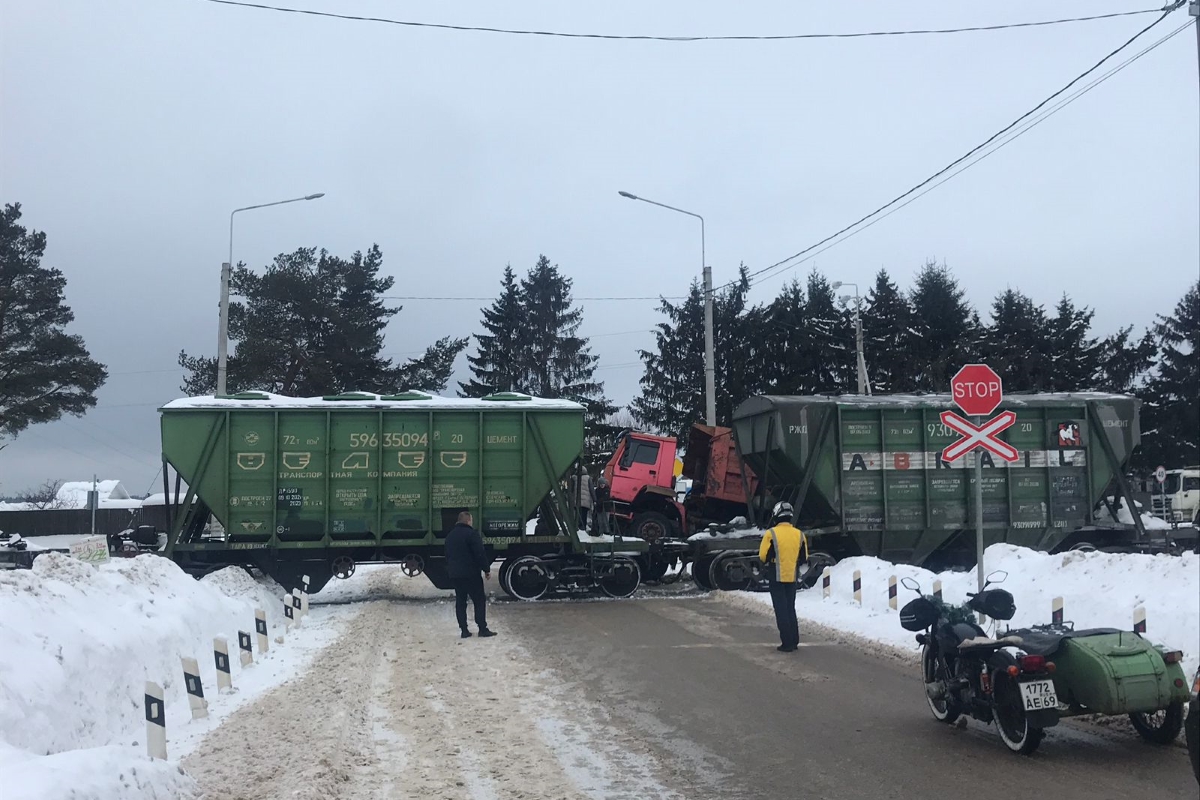 Столкновение поезда с самосвалом под Тверью попало на видео - Тверь.Сегодня  - Новости Твери и Тверской области