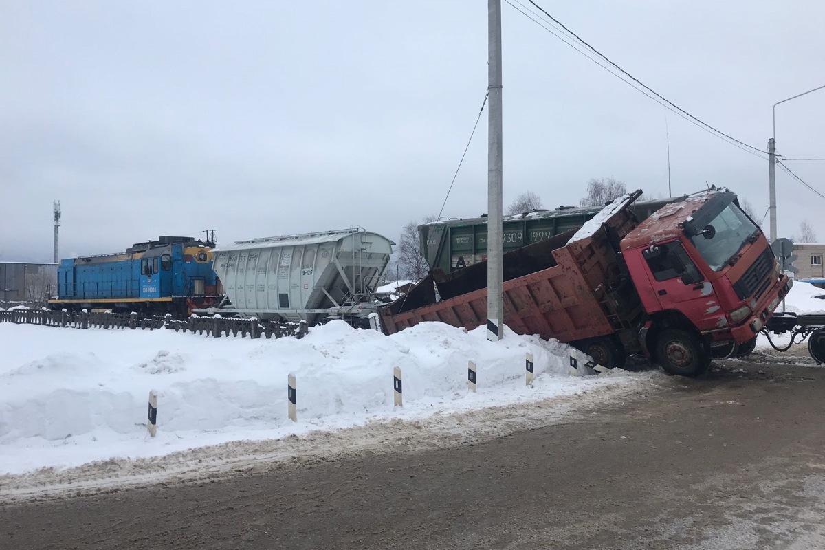 Под Тверью грузовой поезд протаранил на переезде самосвал | Твериград