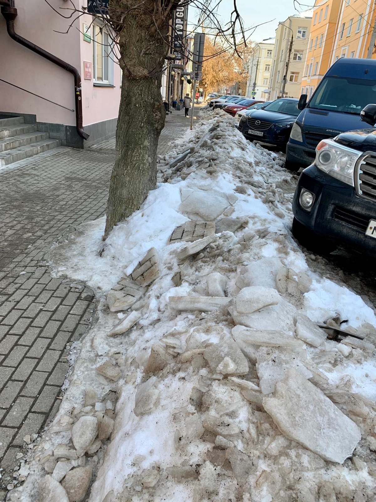 Жители Твери жалуются на платные парковки, заваленные снегом | Твериград