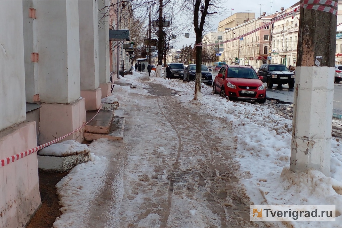 Паутина сигнальных лент: как выглядит абсурд в войне с сосульками в Твери |  Твериград