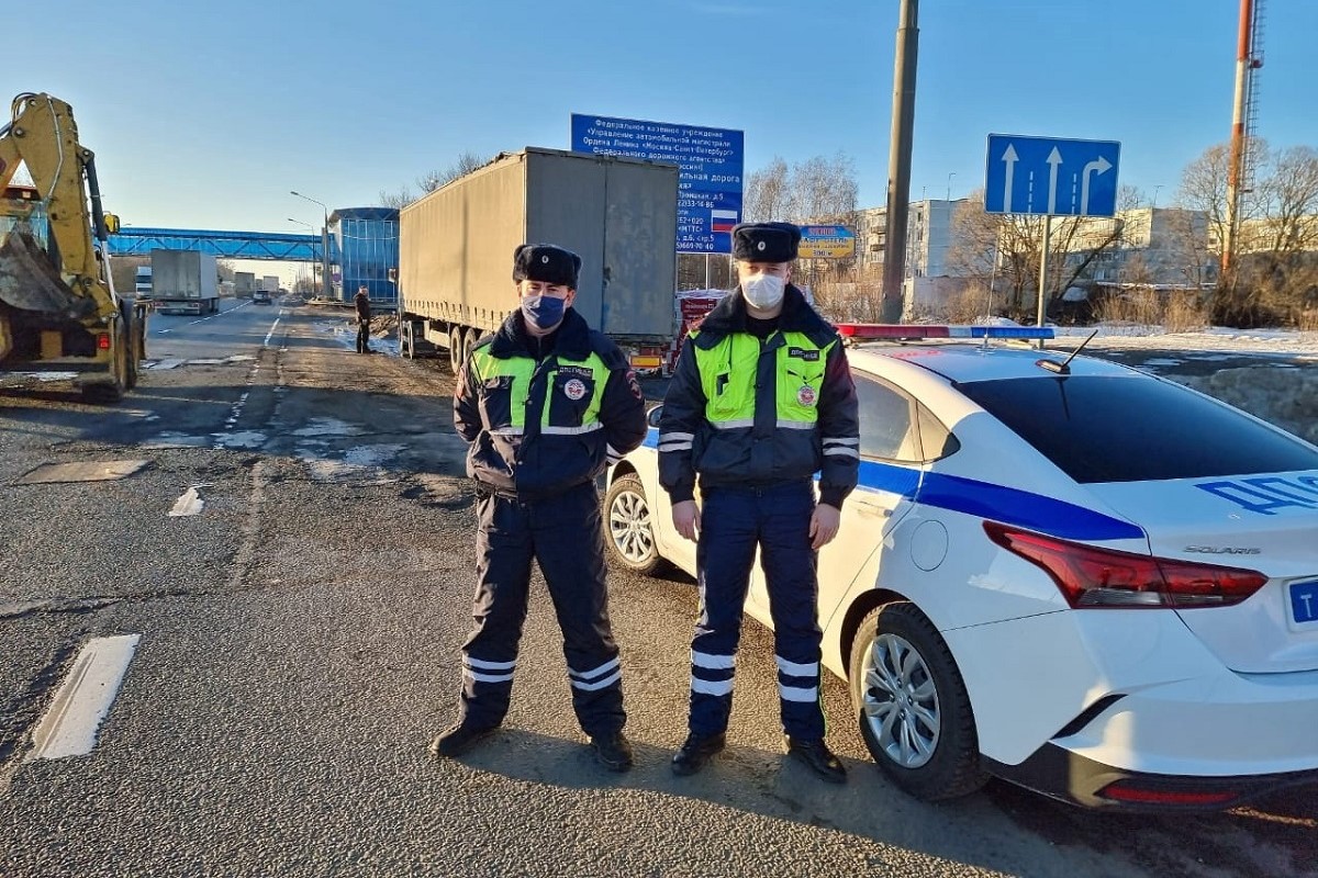 Инспекторы ДПС в Тверской области помогли водителю фуры, оказавшемуся в  сложной ситуации | Твериград