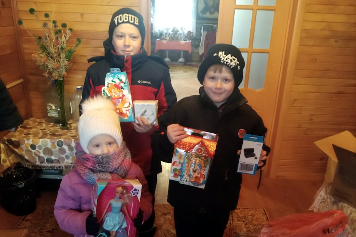 48 детей. самая элитная школа в новороссийске. фото новогодних зайчат семьей. трансляции детей. новый год семейный праздник.