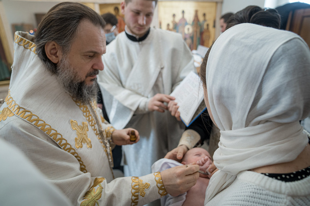 Русские крестные отцы. Новгородский владыка-архиепископ. Крестить ребенка в Воскресенском соборе в Твери. Амвросий таинство прекрасны. Митрополит Амвросий крестил младенца на Спасе.