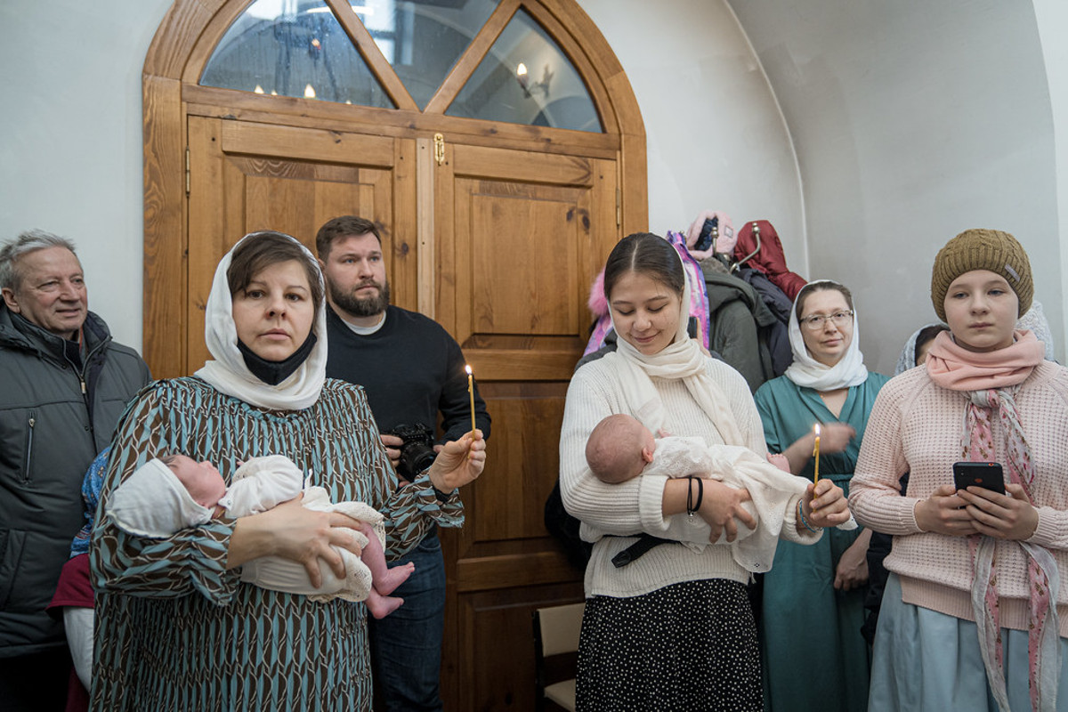 Можно крестить двоих. Крестные родители. Крестные родители фото.