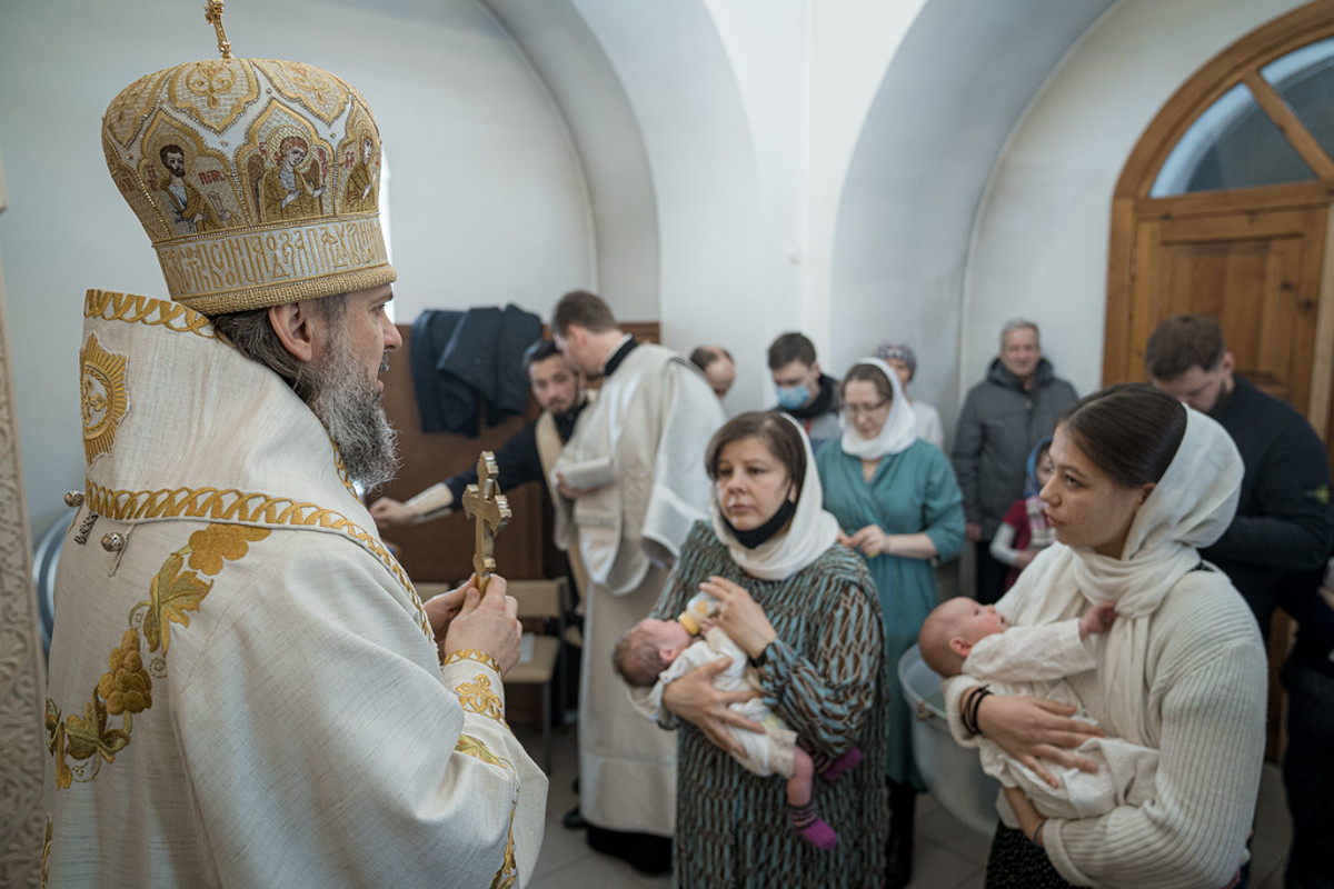 2 крещеный. Папа в церкви. Крестить ребенка в Воскресенском соборе в Твери. Тверь покрестить ребенка. Тверь Перменкова Ксюша.