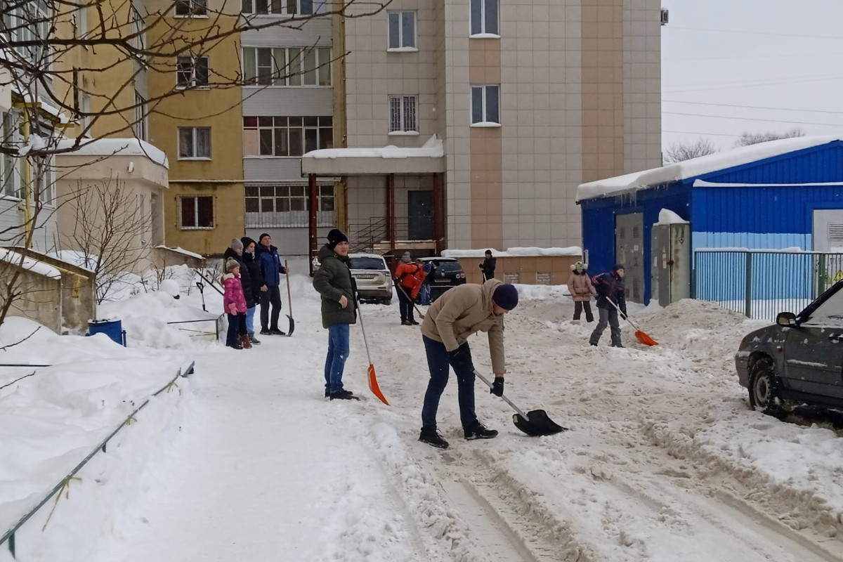 Расчистили дворы от снега. Очистка дворов от снега. Чистка от снега придомовой территории. Очистка от снега придомовой территории многоквартирного дома. Тверь снежный коллапс.