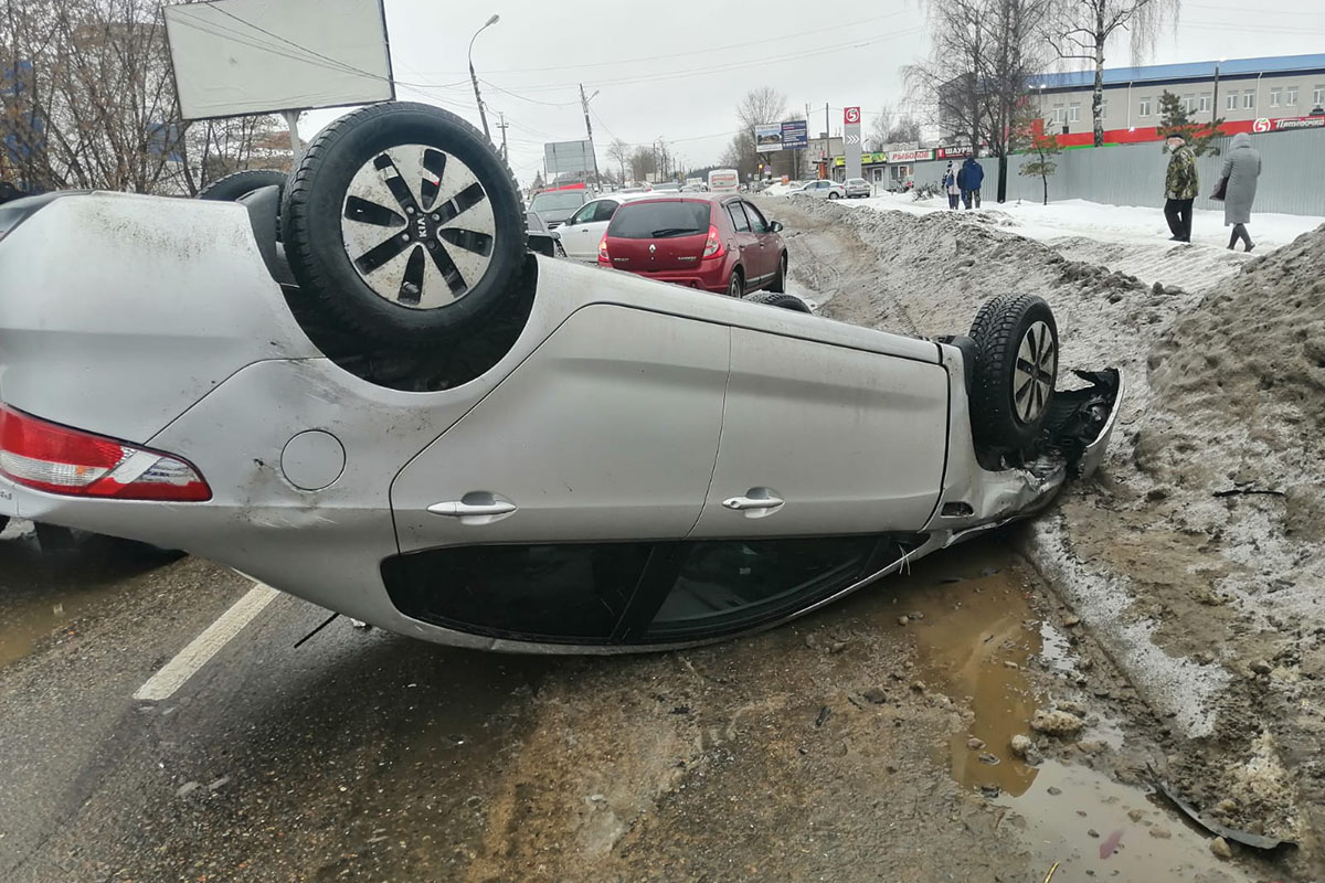 В Твери из-за ямы на дороге произошло массовое ДТП: пострадали двое |  Твериград