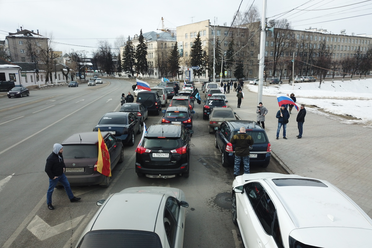 130 машин с флагами проехали по улицам Твери в поддержку российских военных  на Украине | Твериград