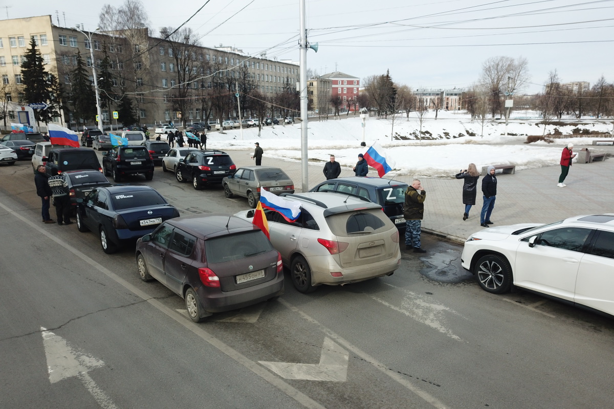 130 машин с флагами проехали по улицам Твери в поддержку российских военных  на Украине | Твериград