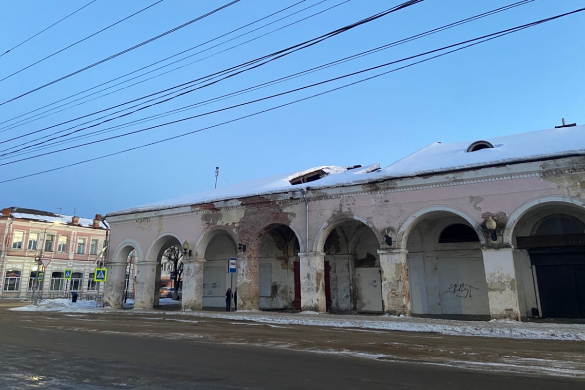 На разрушающихся торговых рядах в Вышнем Волочке проведут противоаварийный  работы за 3 млн рублей | Твериград