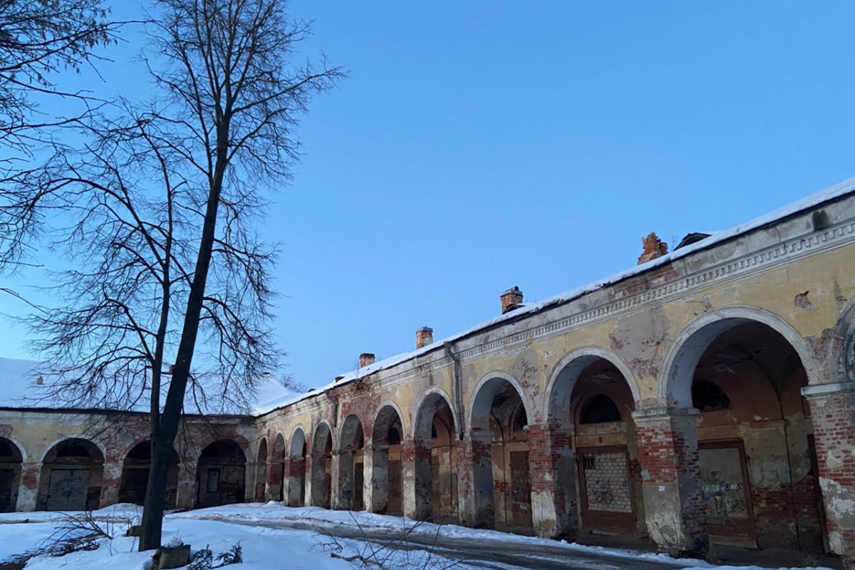 Комир вышний волочок. Цейхгауз Вышний Волочек. Долина нищих Вышний Волочек. Торговые ряды Вышний Волочек. Торговые ряды в городе Вышний Волочек в 2022 году.