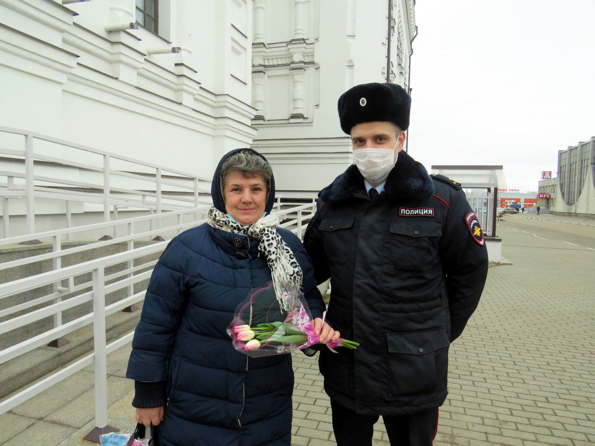 На вокзале в Твери сотрудники транспортной полиции поздравляют женщин с  наступающим 8 марта | Твериград