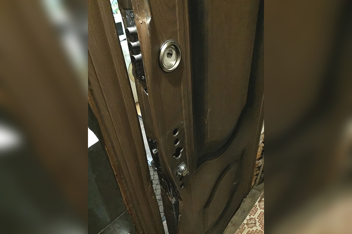 Фото открытой входной двери. Кража в квартире. Расклинить дверь. Открыть дверь в твери. Открыть дверь в твери.