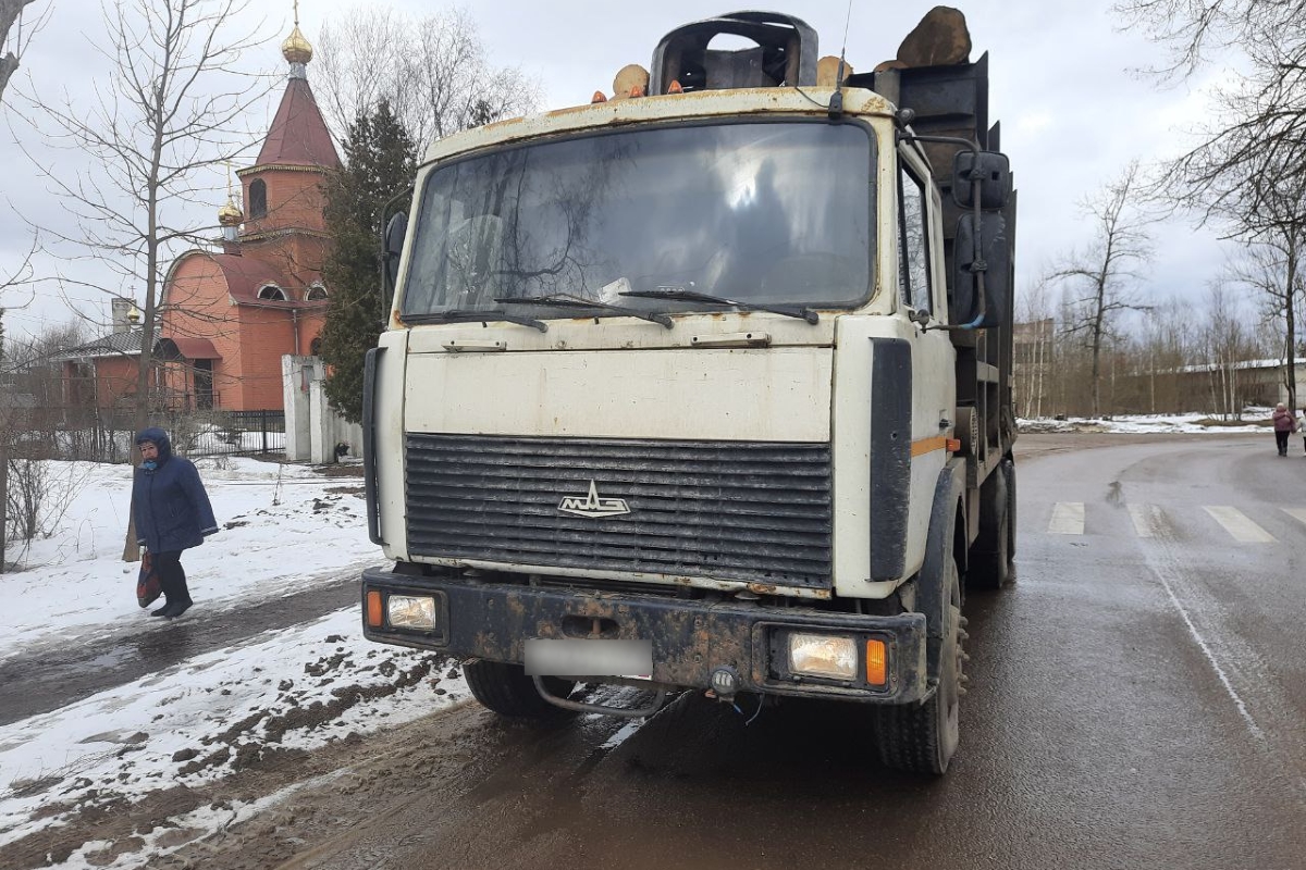 Под Вышнем Волочком оторвавшийся прицеп насмерть сбил женщину | Твериград