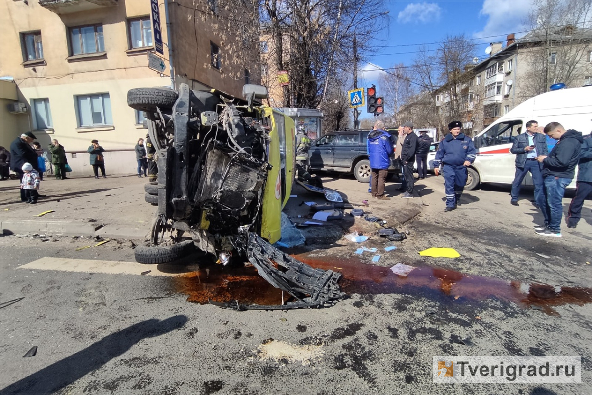 Жуткое ДТП на Волоколамке в Твери: столкнувшись с внедорожником, «скорая»  вылетела на тротуар | Твериград