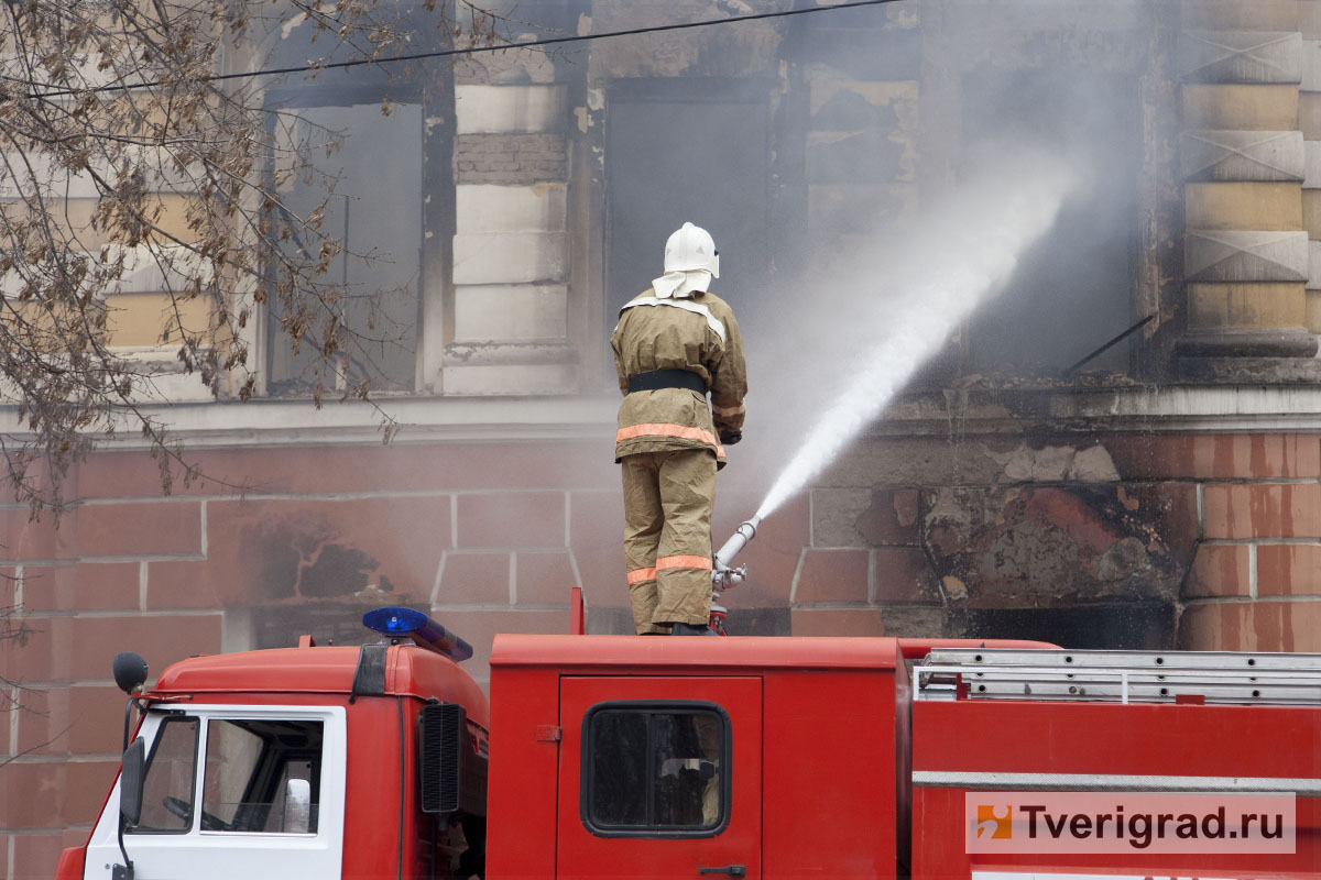 Пожар в здании известия. НИИ 2 Тверь пожар. Пожар в НИИ Тверь. Тушение пожара. Пожарные тушат здание.