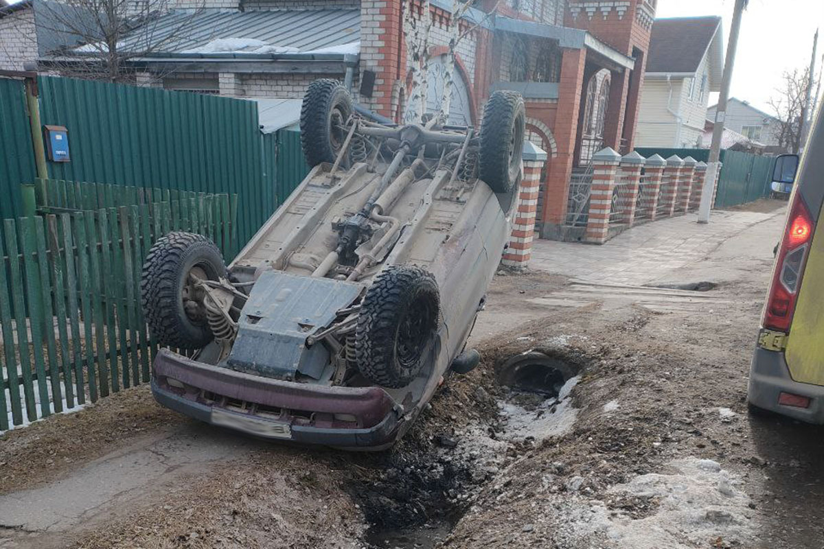 перевернутый автомобиль