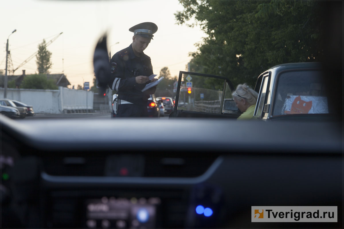 Водителей заставят выйти из машины: в МВД утвердили новые права сотрудников  ГИБДД | Твериград