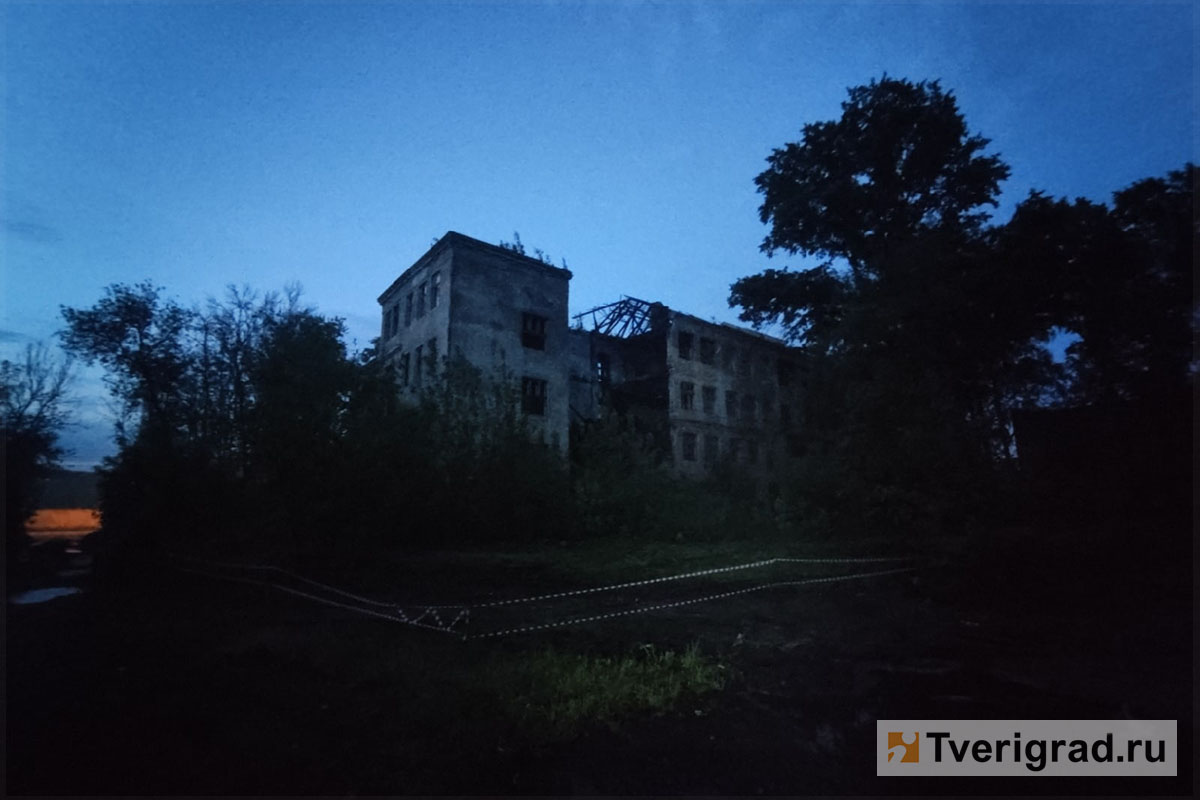 Заброшенные здания в твери. Тверские заброшки. Заброшка на улице. Заброшки в твери без охраны. Речной вокзал тверь рухнул.