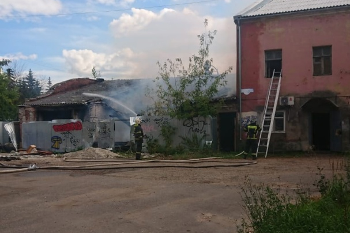 В центре Твери загорелся заброшенный дом | Твериград